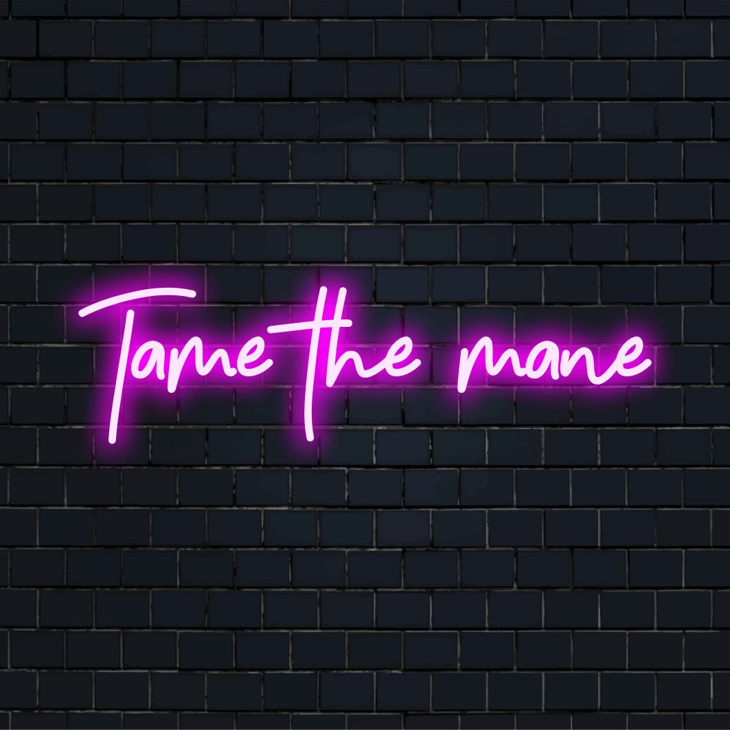 Placa de LED vibrante com a inscrição "Tame The Mane", adicionando um toque personalizado a qualquer espaço. Arte personalizada com brilho neon.