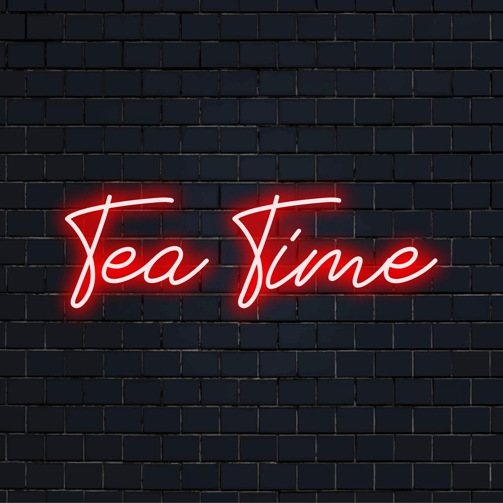 Placa de neon LED com texto brilhante "Hora do Chá", perfeita para decoração aconchegante; combina arte com citações em neon e elementos de design gráfico.
