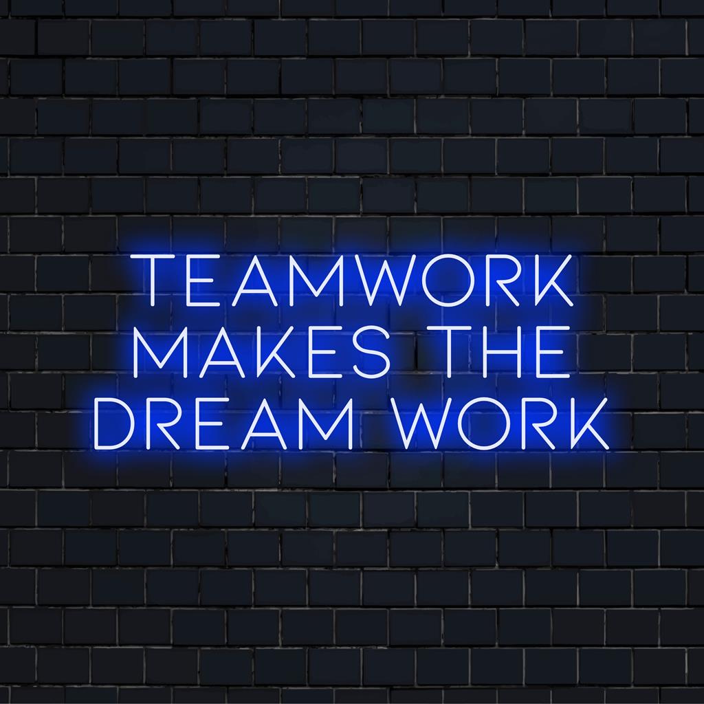 Esta vibrante placa de LED neon personalizada ilustra criativamente a frase "O trabalho em equipe faz o sonho funcionar" em cores vivas e brilhantes.