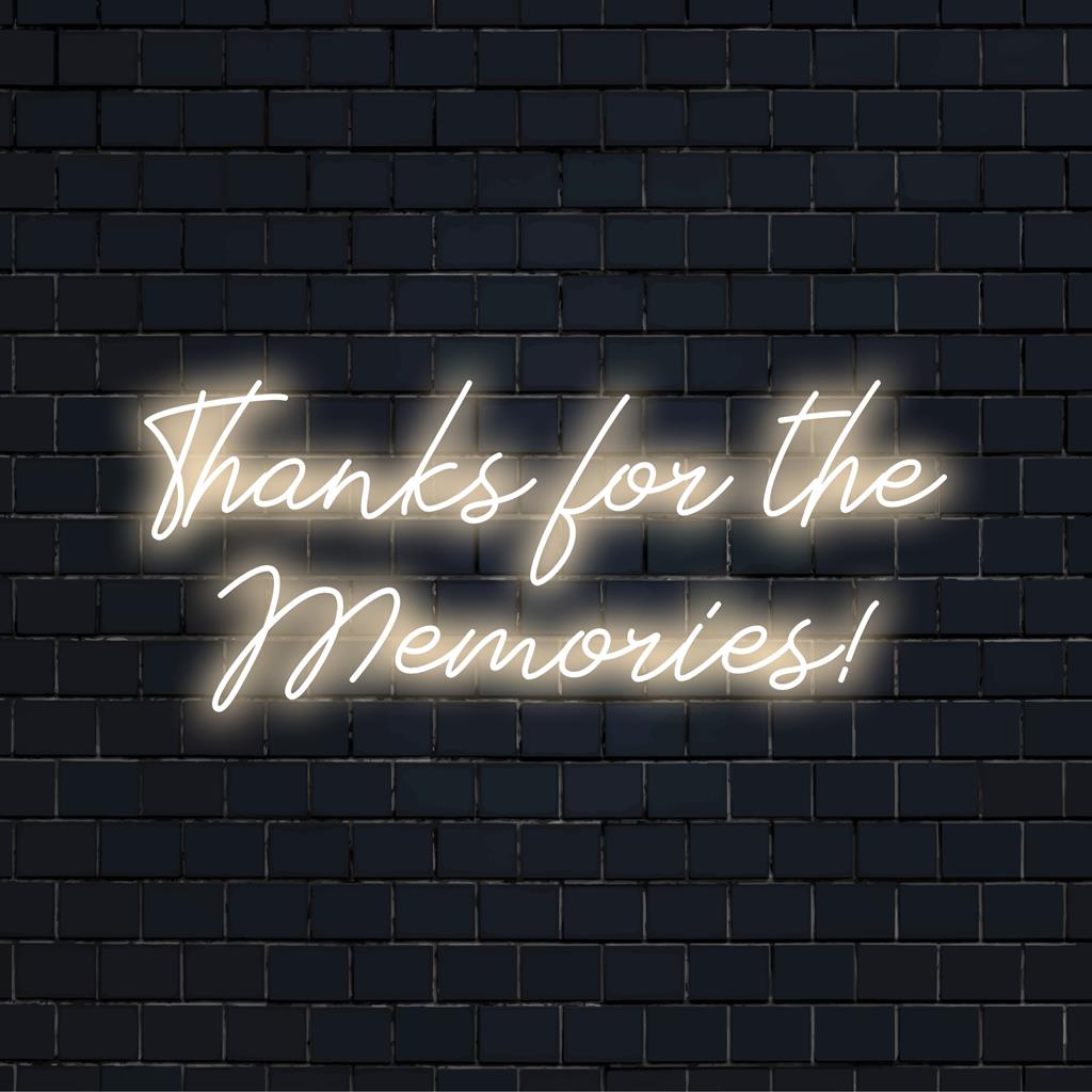 Placa de neon LED personalizada com a frase "Thanks For The Memories!" em uma escrita vibrante e brilhante, elevando sua decoração.