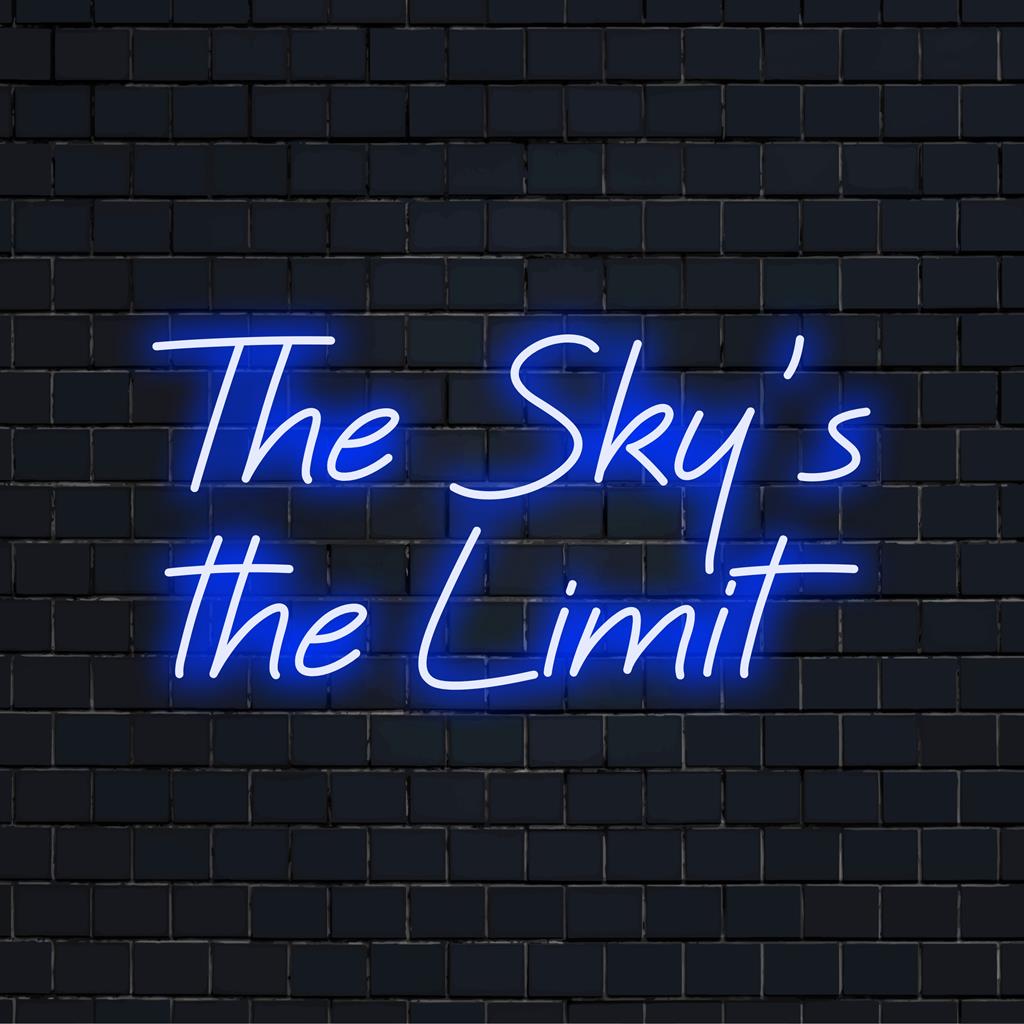 Placa de LED neon iluminada e personalizada com a frase The Sky's The Limit, ideal para inspirar uma decoração moderna.