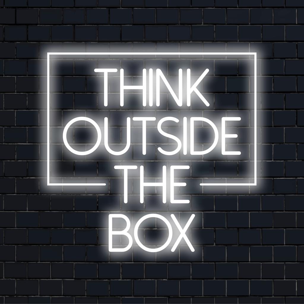 O design do letreiro de neon LED Pense Fora da Caixa apresenta letras vibrantes e em negrito; decoração de luz neon ideal para arte de texto neon personalizada.