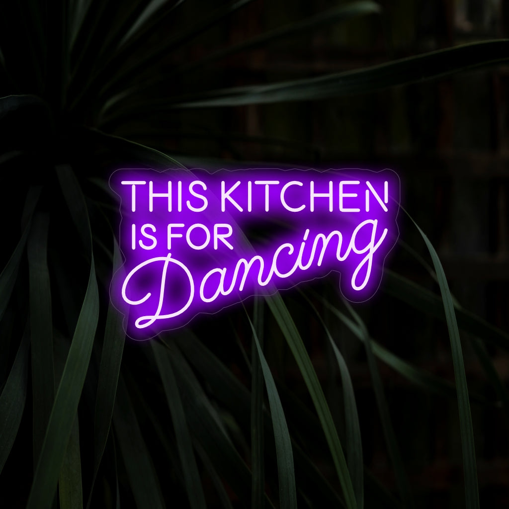 O letreiro de neon "This Kitchen Is For Dancing" acrescenta vivacidade com sua mensagem divertida, lançando um brilho vibrante que incentiva momentos de alegria e dança na sua cozinha.