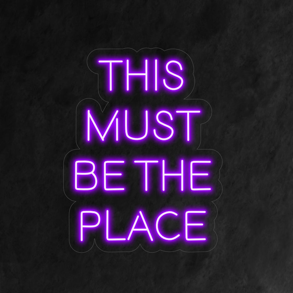 A placa de néon "This Must Be the Place" traz nostalgia com sua mensagem de boas-vindas, lançando um brilho acolhedor que celebra o conforto e a familiaridade de um lugar especial em seu espaço.