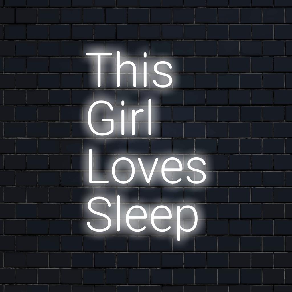 Placa de neon LED personalizada que diz This Girl Loves Sleep com uma fonte divertida, perfeita para uma decoração aconchegante e exclusiva com luz neon.