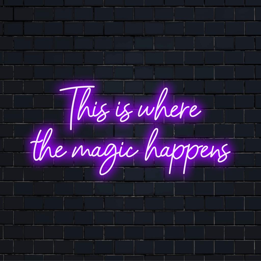 Placa de neon LED personalizada com os dizeres This Is Where The Magic Happens, com cores vibrantes para uma decoração de parede marcante.