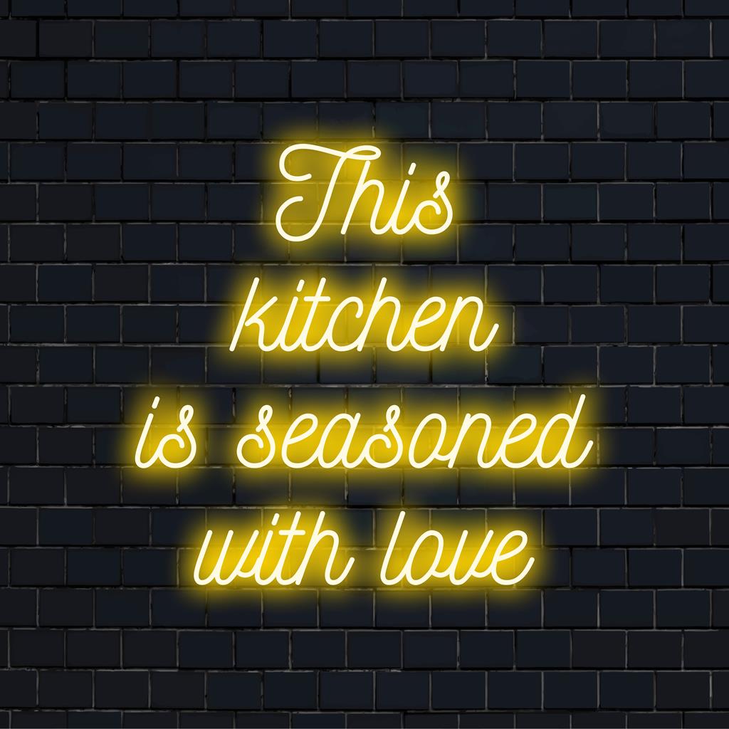 Placa de neon LED personalizada com a frase This Kitchen Is Seasoned With Love, perfeita para arte de parede neon e decoração aconchegante de cozinha.
