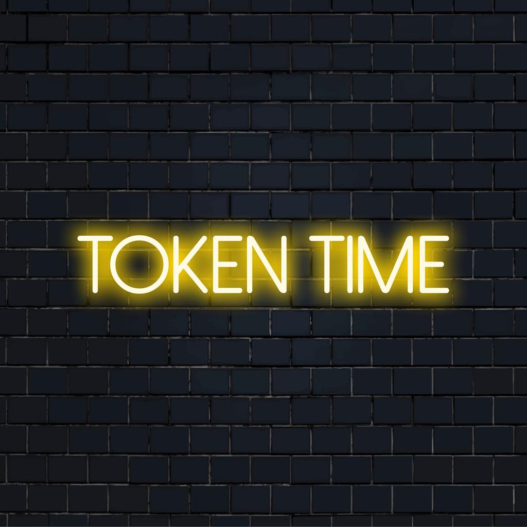 Letreiro de LED neon personalizado com texto "Token Time", perfeito para uma decoração vibrante. Arte de parede com luz neon que combina estilo e personalização.