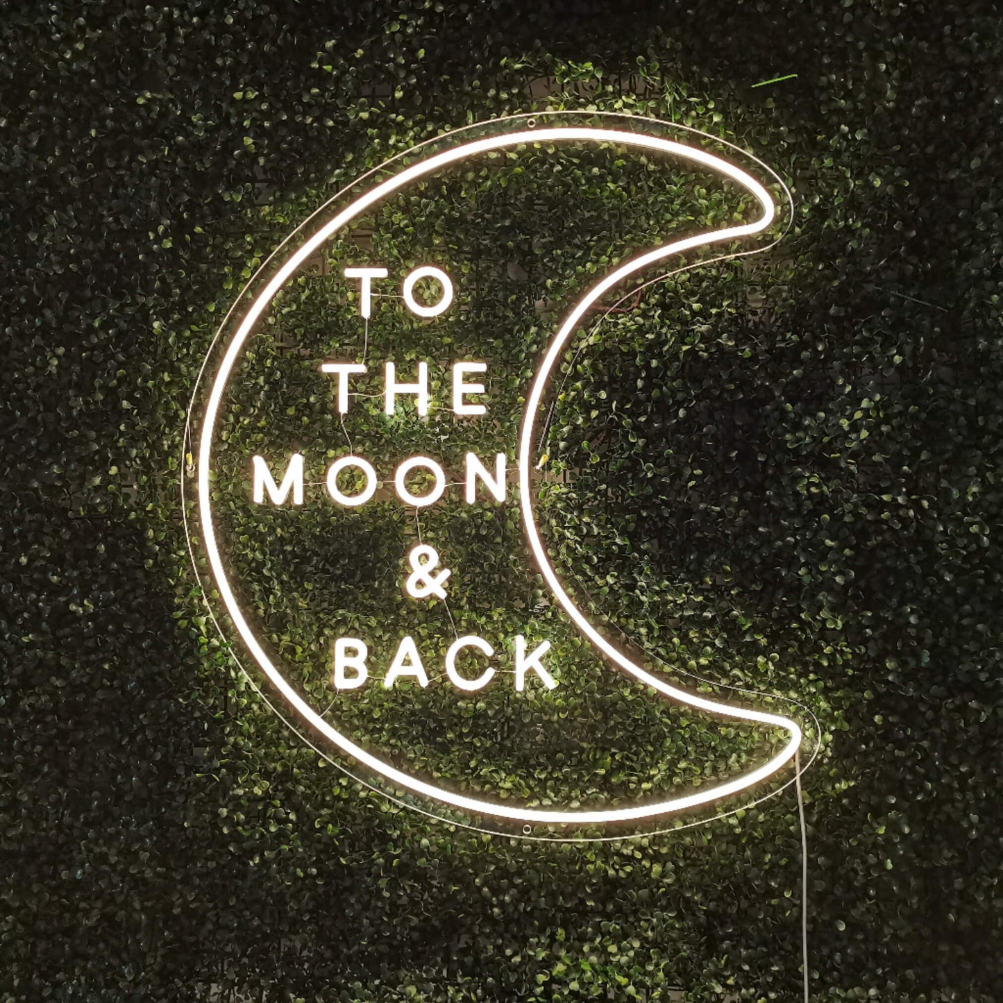Letreiro de neon "To the moon & Back" - The Art Neon