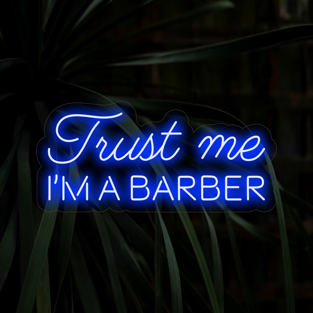 A placa de neon "Trust Me I'm a Barber" acrescenta charme com sua mensagem bem-humorada, lançando um brilho ousado que combina profissionalismo com um clima lúdico em sua barbearia.