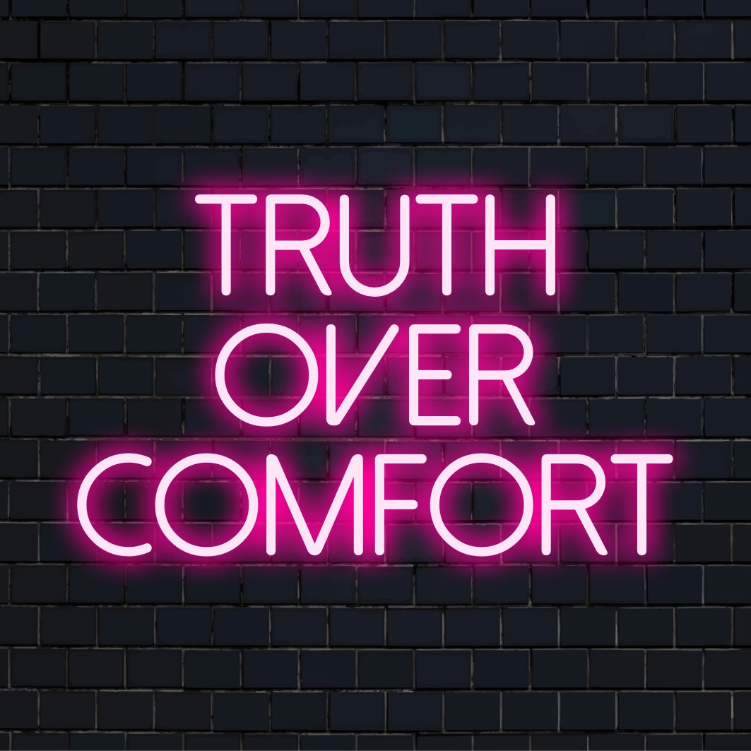 Placa de LED neon com texto branco em negrito dizendo "Truth Over Comfort" (A verdade sobre o conforto), exibindo uma decoração minimalista e elegante com luzes neon.