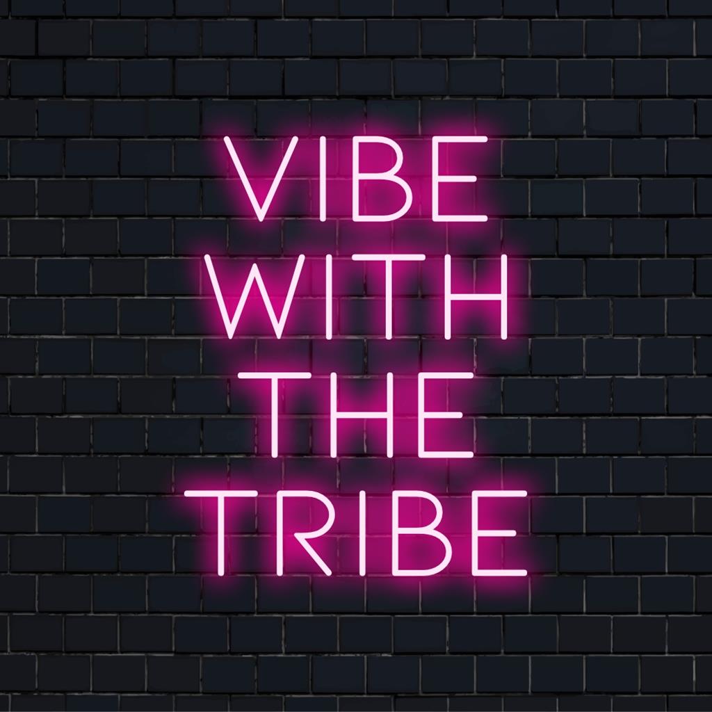 Placa de neon LED personalizada com os dizeres Vibe With The Tribe em cores vibrantes; perfeita para decoração de parede e ambiente de casa exclusivos.