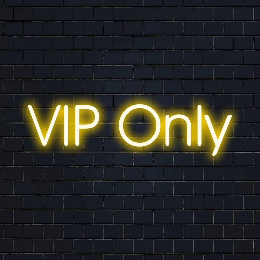 Placa de neon LED personalizada que emite uma mensagem elegante "Somente VIP", perfeita para ambientes sofisticados e decoração personalizada.
