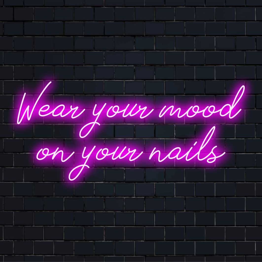 Letreiro de LED neon vibrante e personalizado, inspirado em nail art. Apresenta design detalhado, mescla de estilos e decoração com luzes neon.