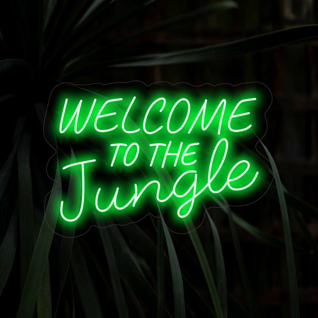 O letreiro de néon "Welcome To The Jungle" dá vida à beleza selvagem da selva com seu brilho vibrante, criando uma atmosfera de emoção e aventura no seu espaço.