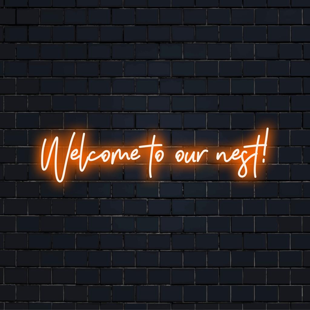 Placa de neon LED personalizada com os dizeres "Bem-vindo ao nosso ninho!" em uma escrita elegante, perfeita para decoração aconchegante ou arte de entrada acolhedora.
