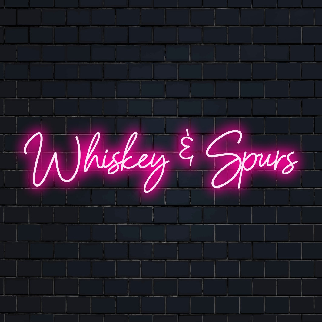 Placa de LED neon personalizada com a inscrição Whiskey & Spurs, perfeita para decoração de bar com ambiente clássico e charme de luz neon.