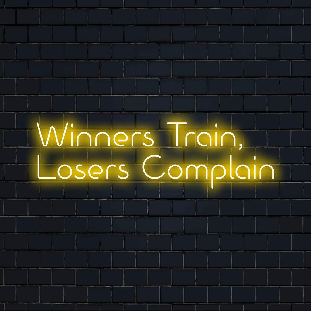 Letreiro de neon vibrante com Winner Train e Losers Complain, com um brilho frio; ideal para decoração de LED motivacional.