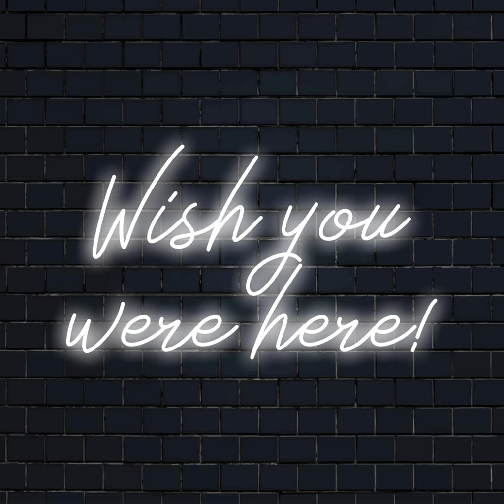 A placa de neon LED "Wish You Were Here!" brilha em rosa vibrante, uma arte neon personalizada perfeita para decorar qualquer espaço.