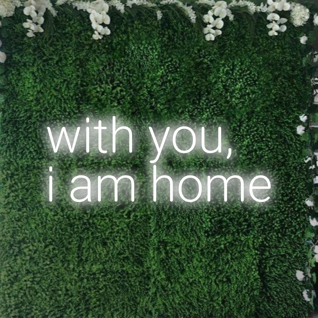 Placa de neon LED com With You, I Am Home; decoração personalizada perfeita, misturando sentimento com ambiente brilhante.
