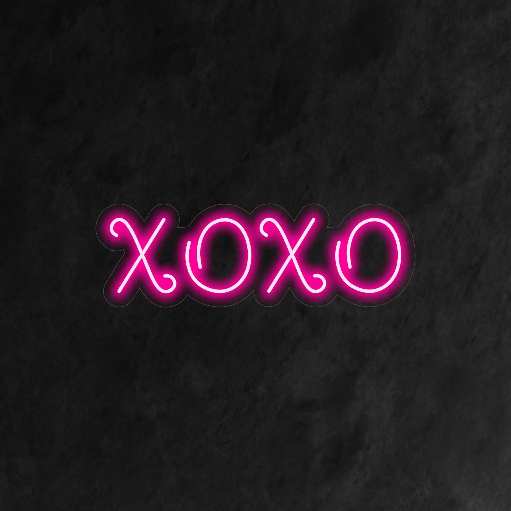 O letreiro de neon "XOXO" é uma adição romântica e carinhosa ao seu interior. Uma luz neon que simboliza abraços e beijos, criando uma atmosfera de amor.