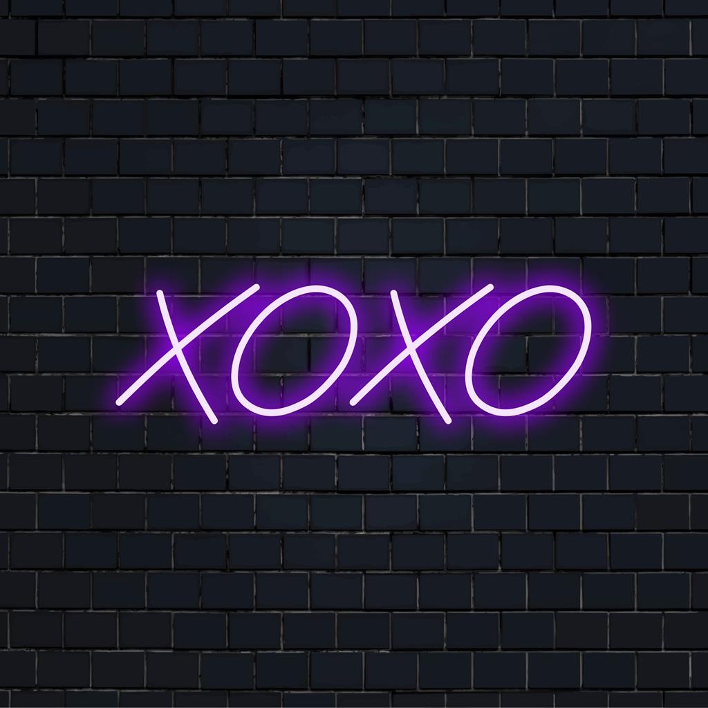 Letreiro de neon LED personalizado com a inscrição XOXO, design elegante, perfeito para uma decoração vibrante e moderna. Arte neon, iluminação residencial personalizada.