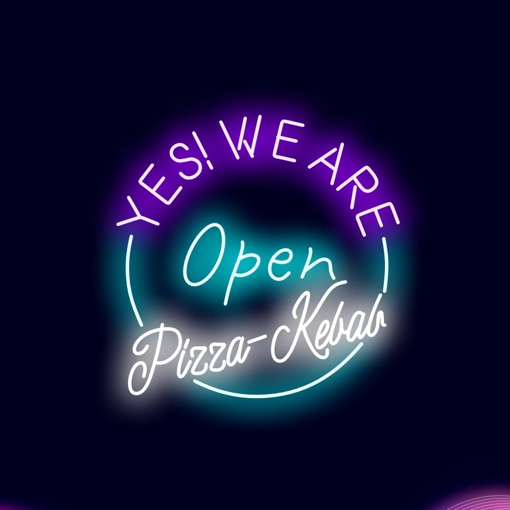 "Sim! Estamos abertos! Letreiro de neon para pizza e kebab" - Um letreiro de neon vibrante convida os clientes a saborear deliciosas pizzas e kebabs.