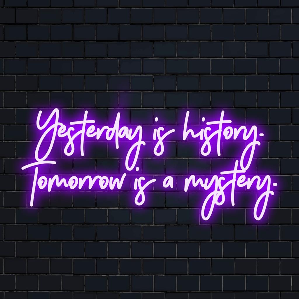 Letreiro de neon LED personalizado com a inspiradora frase "Ontem é História. Amanhã é um Mistério". Perfeito para uma decoração neon inspiradora.