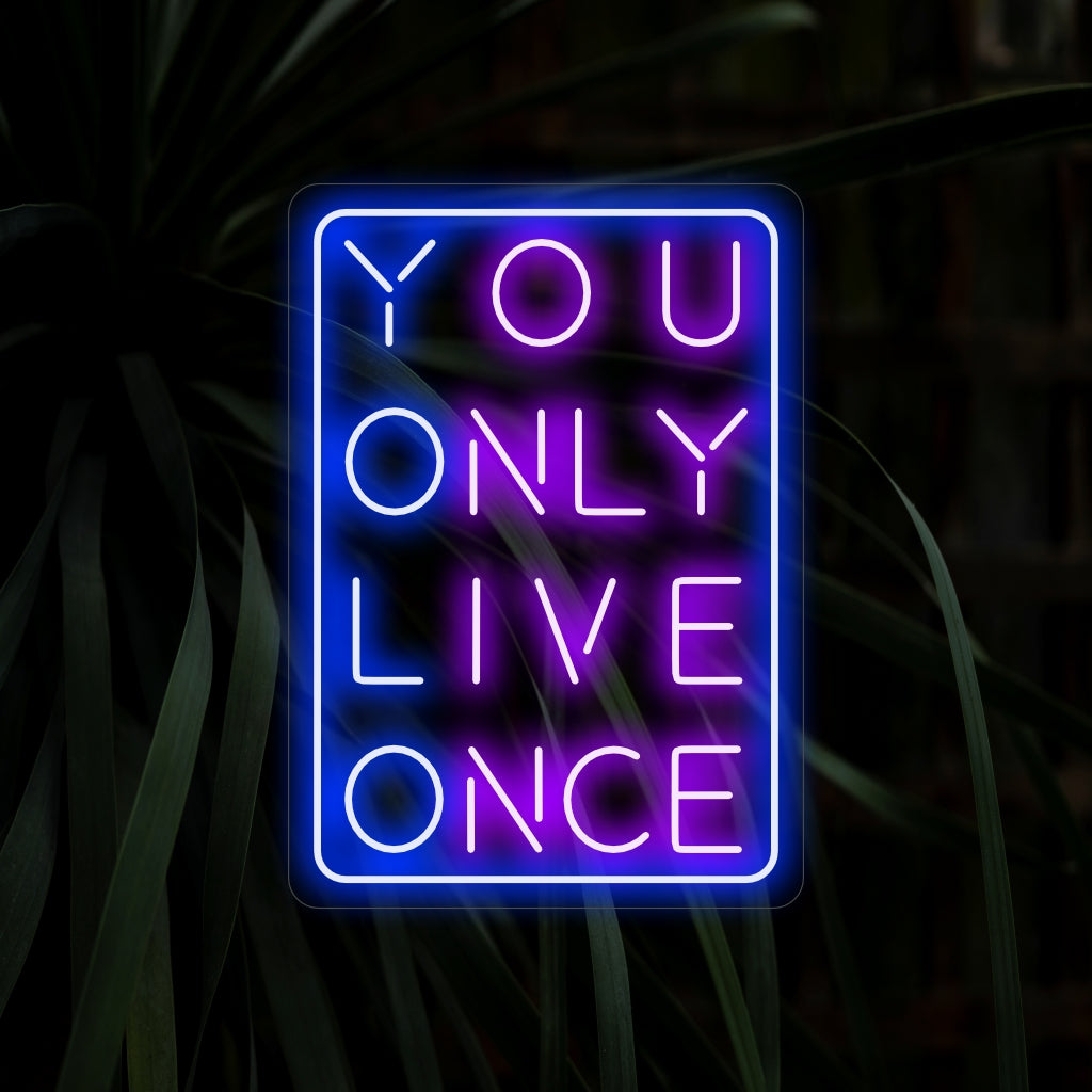 O letreiro de neon "You Only Live Once" exala um brilho vibrante e despreocupado, criando uma atmosfera que celebra a alegria de viver a vida ao máximo em seu espaço.