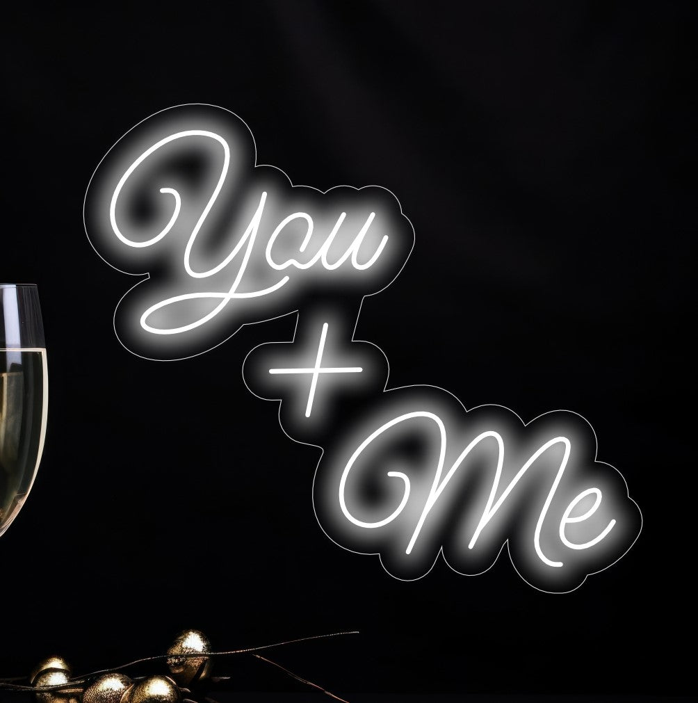 O letreiro de neon "You and Me" é uma adição romântica e intimista ao seu interior. Uma luz neon que celebra a conexão especial entre duas pessoas.