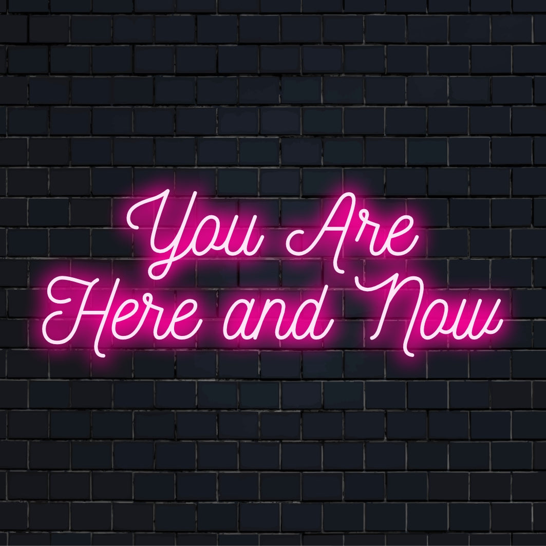 Placa de LED neon personalizada dizendo "Você Está Aqui e Agora", com brilho de luz fria, adequada para qualquer espaço moderno.