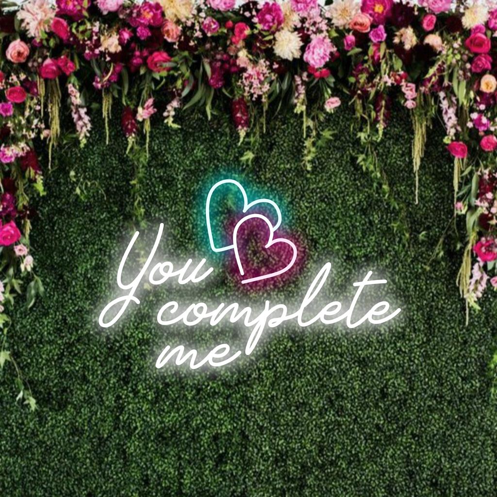 Placa de neon LED personalizada com palavras entrelaçadas "You Complete Me", perfeita para decoração romântica de parede neon.