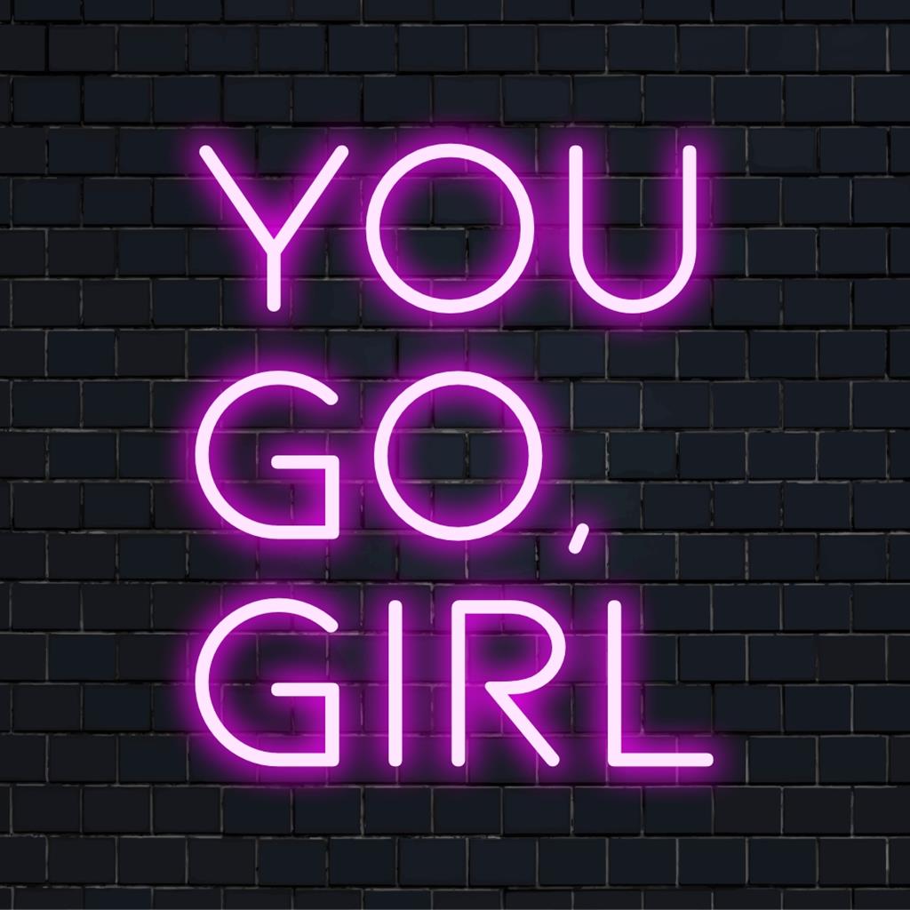Placa de LED neon personalizada "You Go, Girl"; arte com citações neon energizantes para empoderamento e motivação.