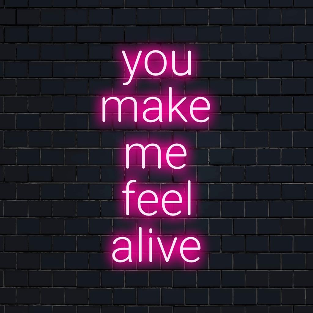 Placa de neon LED personalizada com a frase "You Make Me Feel Alive" escrita em negrito, brilhando em cores vibrantes sobre um fundo escuro.