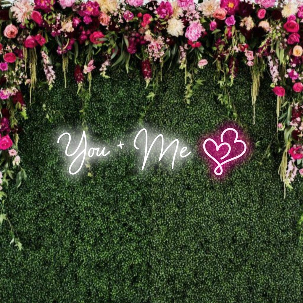 Placa de neon LED personalizada com os dizeres You+Me, perfeita para uma arte de parede neon exclusiva ou decoração romântica personalizada com luzes neon.