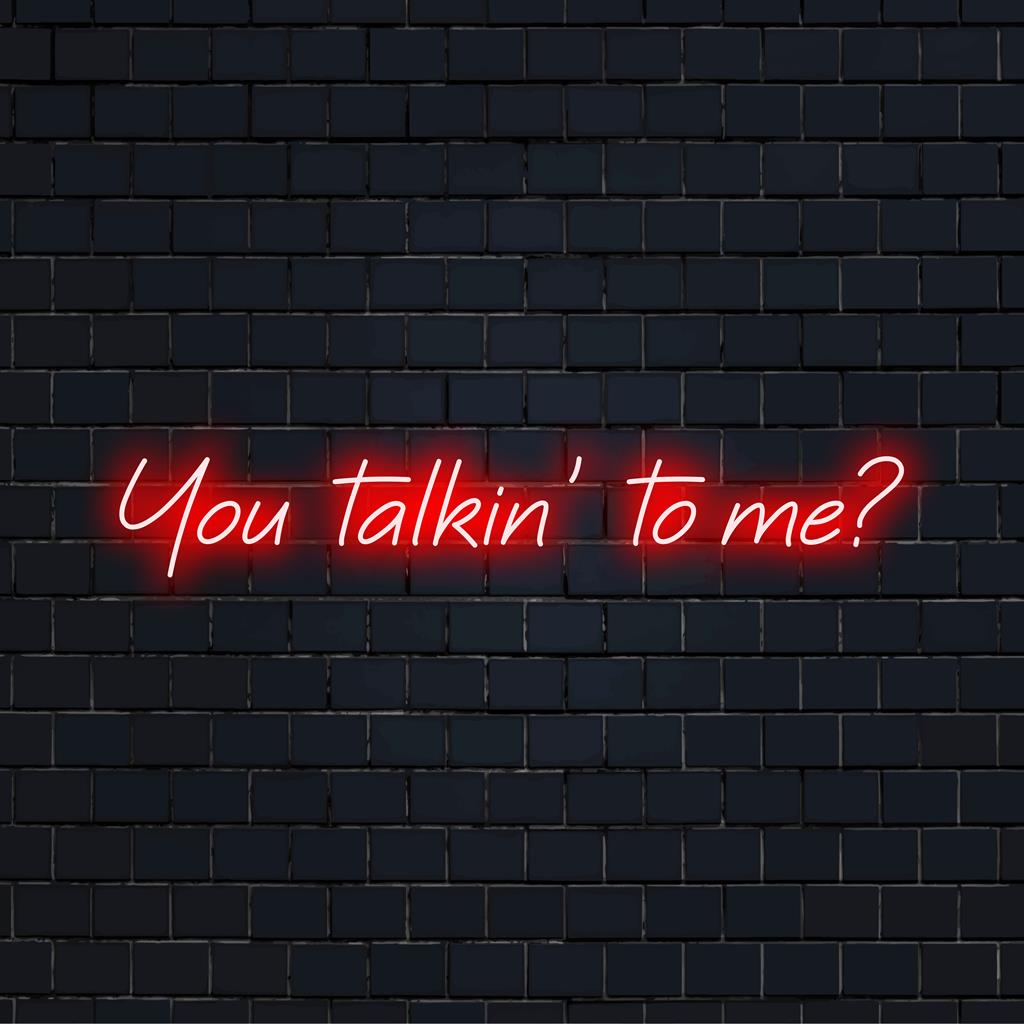 Letreiro de LED neon cativante com a frase "You Talkin' To Me". Uma mistura de decoração com luzes neon e arte com citações neon.