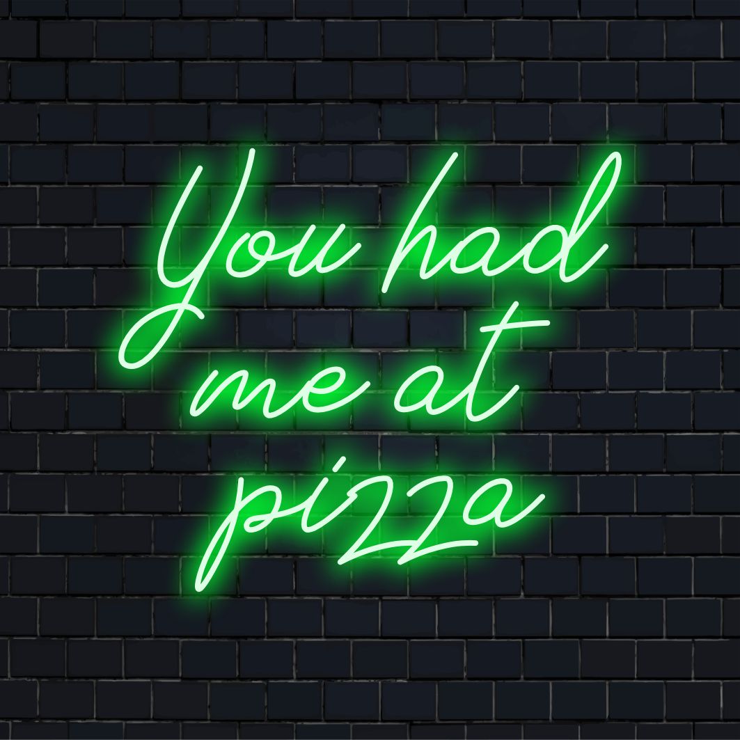 Placa de LED neon vibrante e personalizada com os dizeres You Had Me At Pizza, uma arte de parede neon perfeita para adicionar diversão à sua decoração.