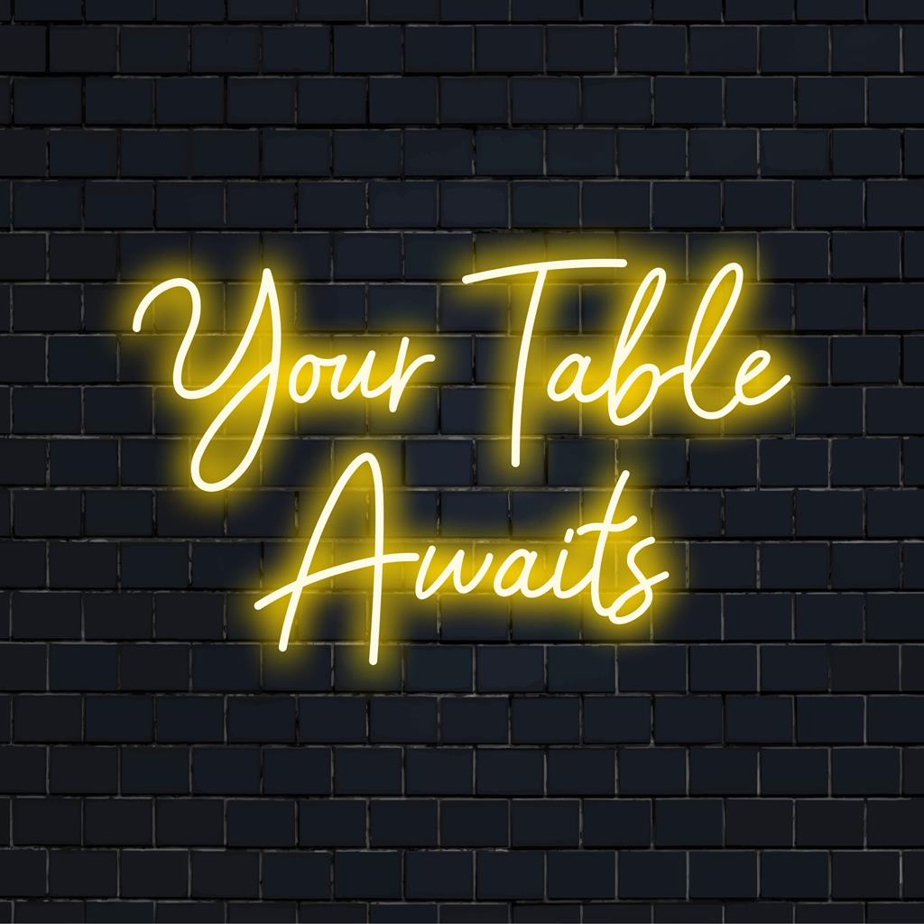 Uma vibrante placa de LED neon Your Table Awaits, perfeita para adicionar um toque acolhedor a qualquer experiência gastronômica com brilho intenso.