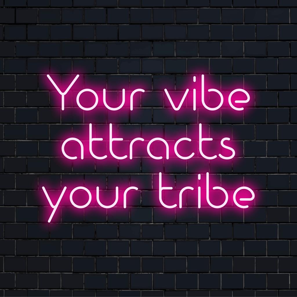 Placa de neon LED feita à mão, Your Vibe Attracts Your Tribe, perfeita para decoração moderna ou como uma chamativa arte de parede neon.