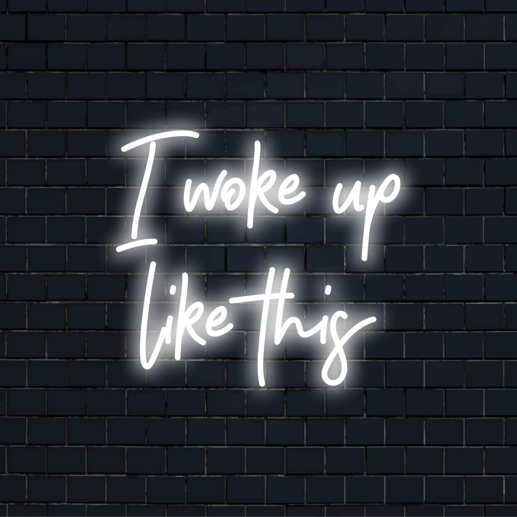 Placa de neon LED personalizada com os dizeres "I Woke Up Like This", perfeita para iluminar qualquer ambiente com uma decoração neon elegante e personalizada.