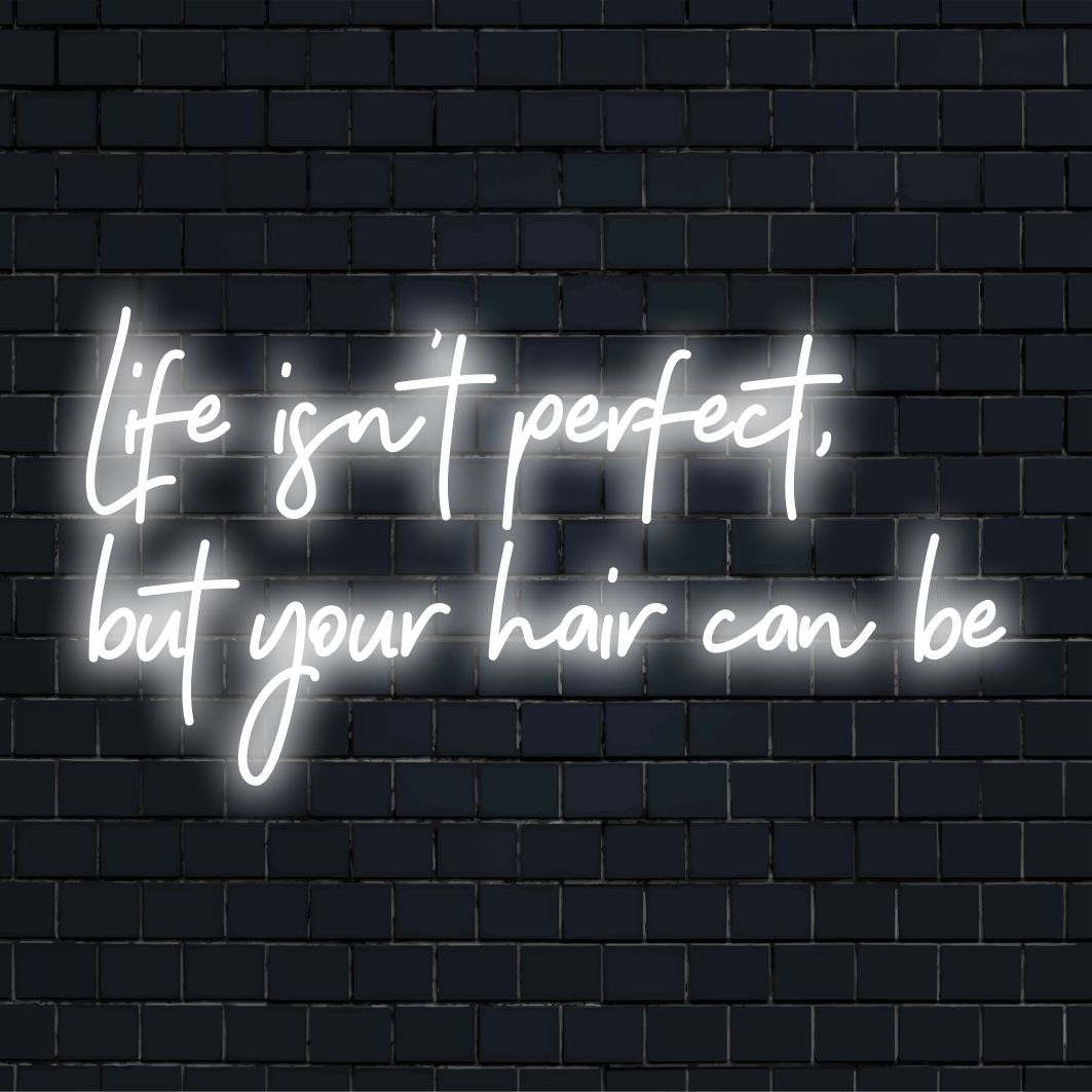 Placa de neon LED personalizada com a frase A vida não é perfeita, mas seu cabelo pode ser, em letras vibrantes e elegantes.