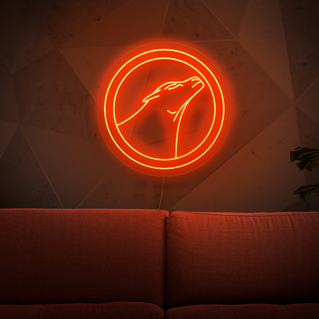 O letreiro de neon de leoa é um poderoso complemento para decoração com tema de vida selvagem, irradiando força e emitindo uma luz cativante.