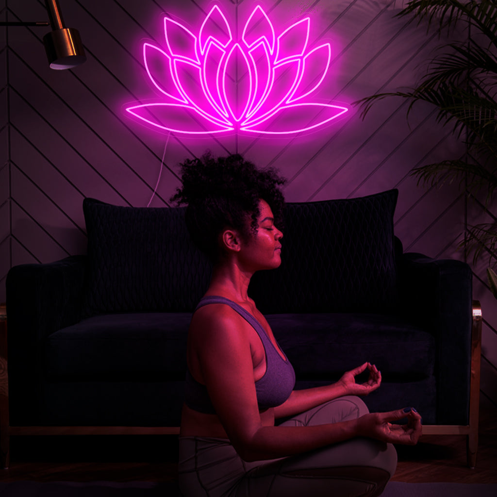 Um letreiro de neon cativante em forma de flor de lótus, ideal para decoração com tema floral, emanando uma luz vibrante e encantadora.