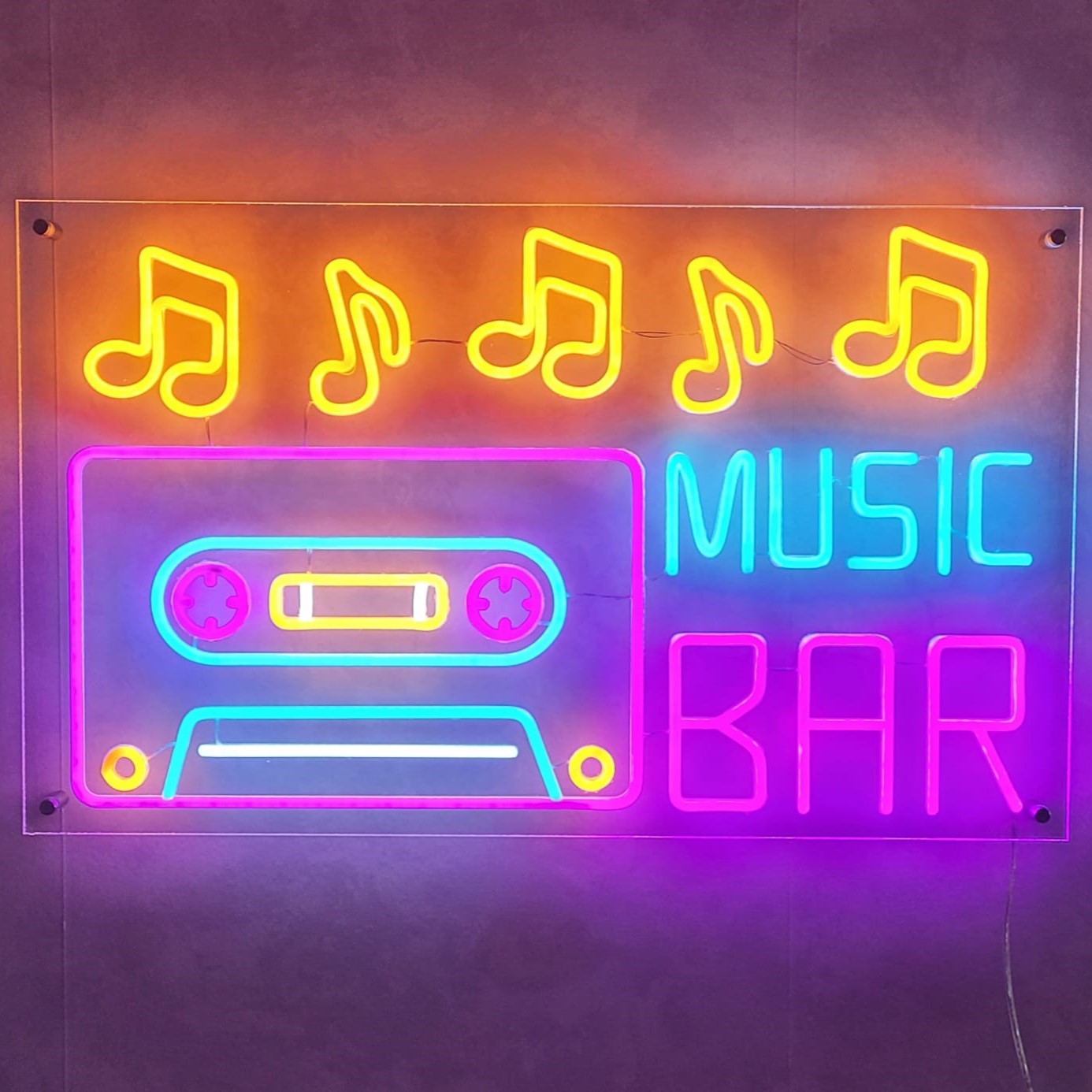 Um letreiro de neon animado para bar com música, que irradia luz vibrante para criar um ambiente cativante em qualquer estabelecimento com tema musical.