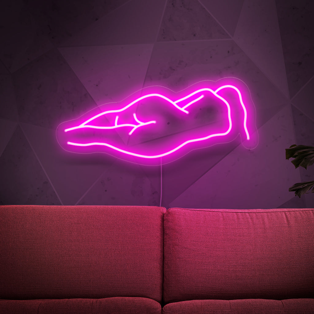 O letreiro de neon com corpo de mulher nua é um acréscimo artístico à decoração, exalando uma luz sensual e cativante.