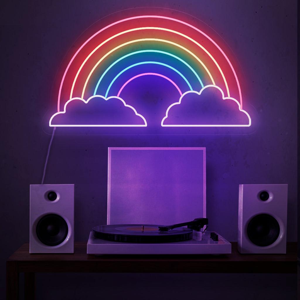 Um letreiro de neon cativante com um arco-íris radiante posicionado entre duas nuvens fofas
