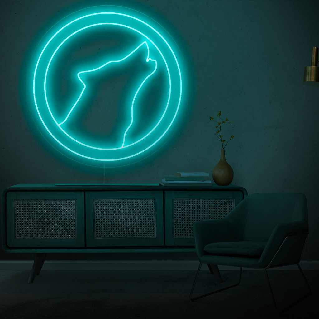 O letreiro de neon em forma de lobo é uma adição majestosa à decoração com tema de vida selvagem, irradiando força e emitindo uma luz cativante.
