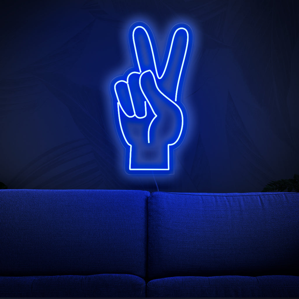 Uma placa de neon vibrante com uma mão fazendo o símbolo da paz, representando uma decoração com tema de paz e seu design colorido.