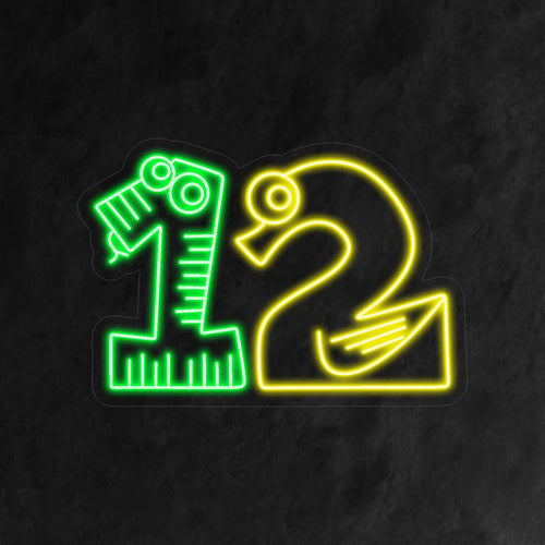 O "Placa de Neon de 12º Aniversário" apresenta um número 12 excêntrico, com o "1" lembrando uma cobra verde e o "2" um cisne amarelo. Perfeito para uma festa infantil animada e divertida.