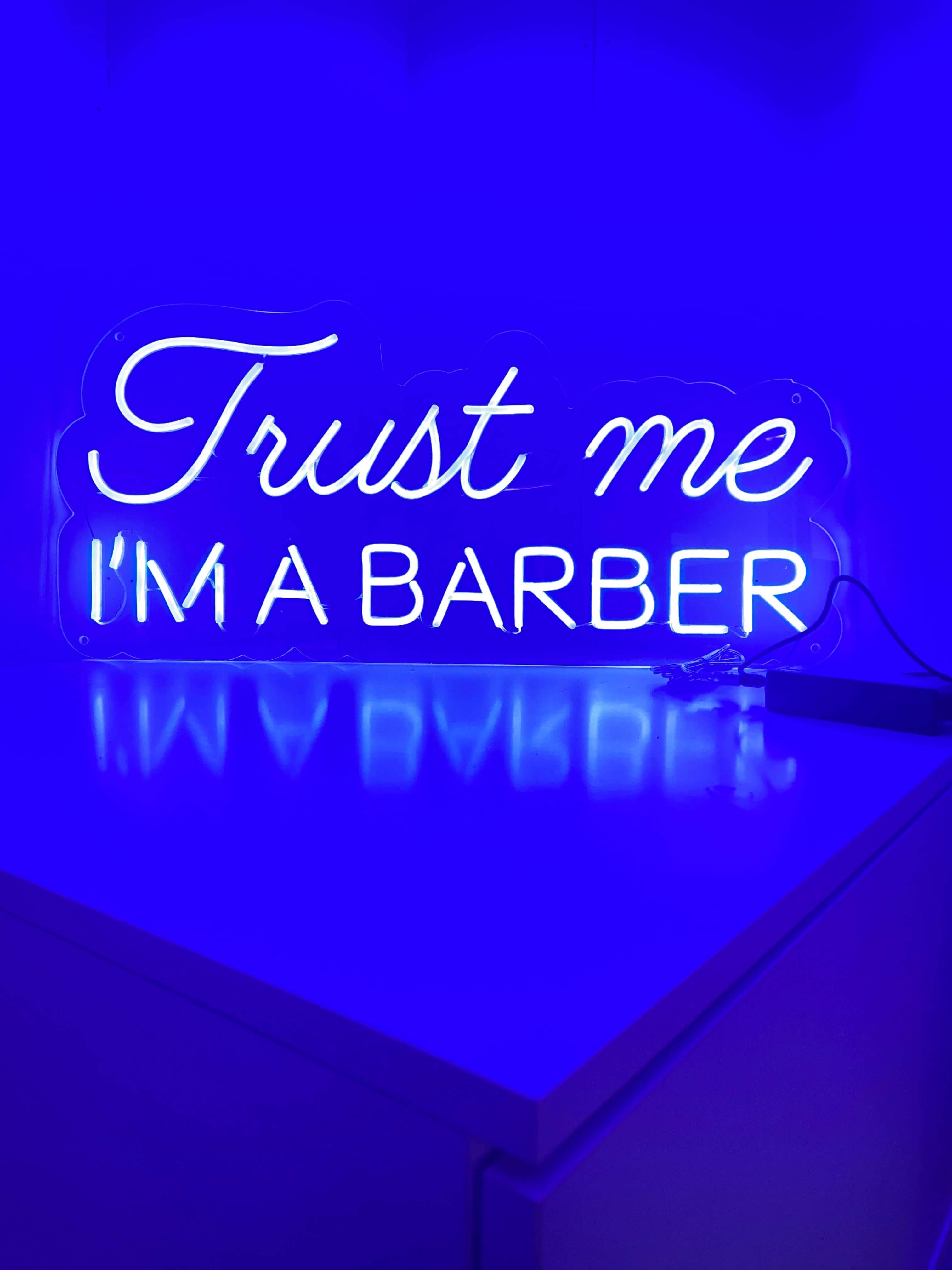 Placa de neon "Confie em mim, sou um barbeiro" - The Art Neon
